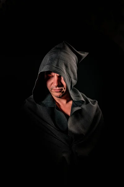 Retrato de un valiente guerrero vagabundo con una capa negra. Fantasía histórica. Halloween . — Foto de Stock