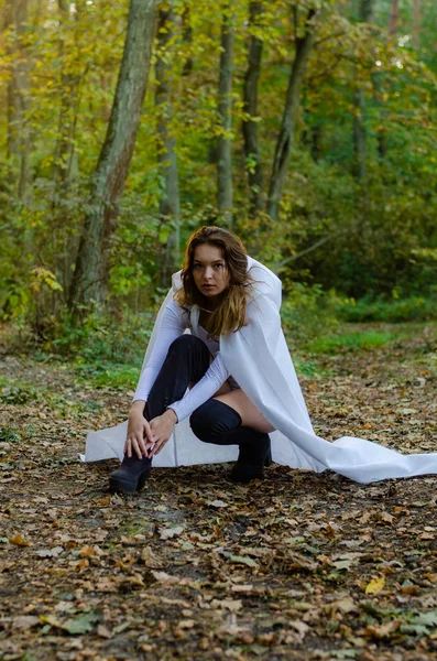 Sexy Jeune Fille Portant Body Blanc Manteau Posant Dans Forêt — Photo