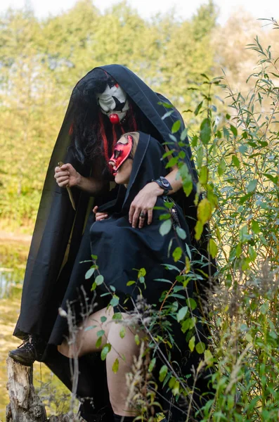 Flicka Med Mannen Bär Halloween Kläder Kampen Poserar Skogen — Stockfoto