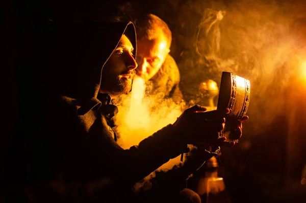 Porträt Eines Mutigen Kriegers Der Einem Schwarzen Mantel Wandert Historische — Stockfoto