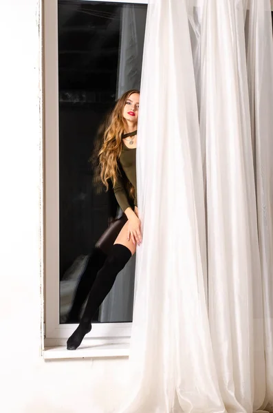 Giovane donna sexy in lingerie sensuale nera. Ragazza posa su muro di mattoni in studio . — Foto Stock