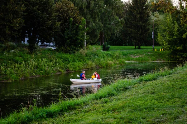 Famiglia Nella Barca Bianca Sul Lago — Foto Stock