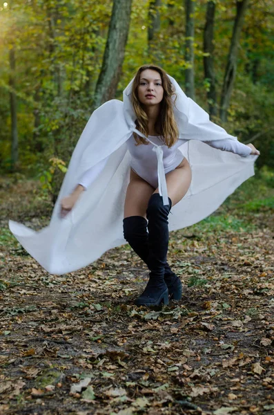 Sexy Jong Meisje Dragen Witte Bodysuit Mantel Poseren Het Bos — Stockfoto