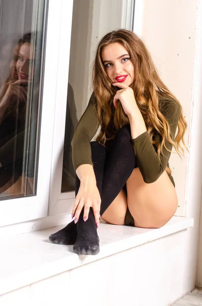 Jeune femme sexy en lingerie sensuelle noire. Fille posant sur le mur de briques en studio . — Photo