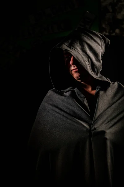 Retrato de un valiente guerrero vagabundo con una capa negra. Fantasía histórica. Halloween . — Foto de Stock