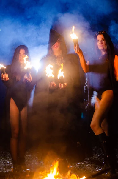 Misteriosas Chicas Jóvenes Vestidas Con Capas Negras Sábado Brujas Bosque — Foto de Stock