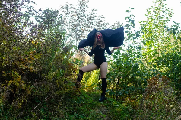 Belle Fille Portant Des Vêtements Carnaval Dans Forêt Concept Mystère — Photo