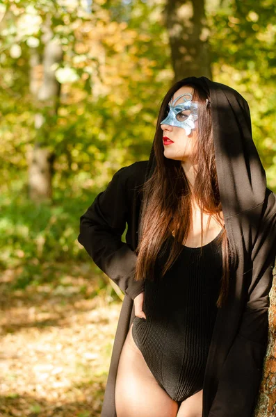 Mooie Jonge Vrouw Zwart Carnaval Kostuum Masker Poseren Het Bos — Stockfoto