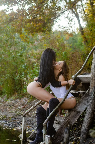 Две Сексуальные Девушки Белых Черных Купальниках Позируют Реки — стоковое фото