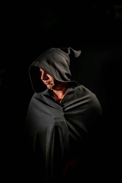 Retrato de un valiente guerrero vagabundo con una capa negra. Fantasía histórica. Halloween . — Foto de Stock