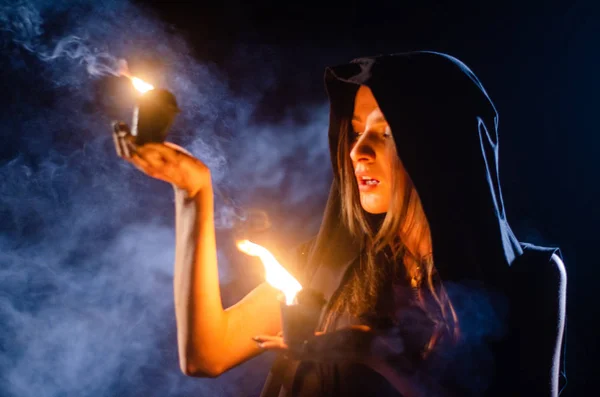 Misteriosa Jovencita Vestida Con Capa Negra Sábado Brujas Bosque Por — Foto de Stock