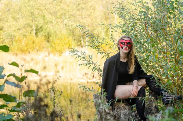 Menina Bonita Vestindo Roupas Carnaval Floresta Conceito Mistério — Fotografia de Stock