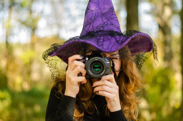 カメラを撮影する魔女の帽子の美しい少女写真家ヴィンテージスタイル — ストック写真