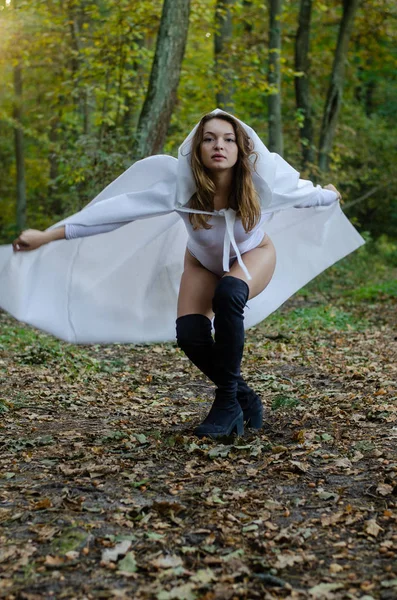 Sexy Jong Meisje Dragen Witte Bodysuit Mantel Poseren Het Bos — Stockfoto