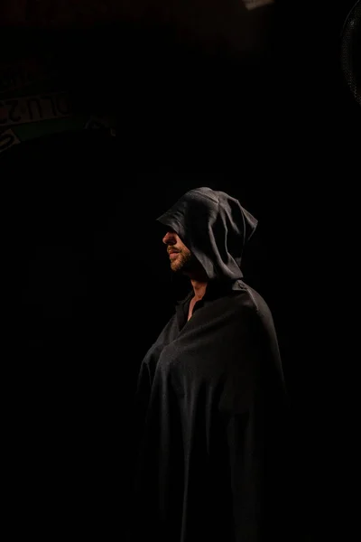Портрет мужественного странника-воина в черном плаще. Исторические фантазии. Хэллоуин — стоковое фото