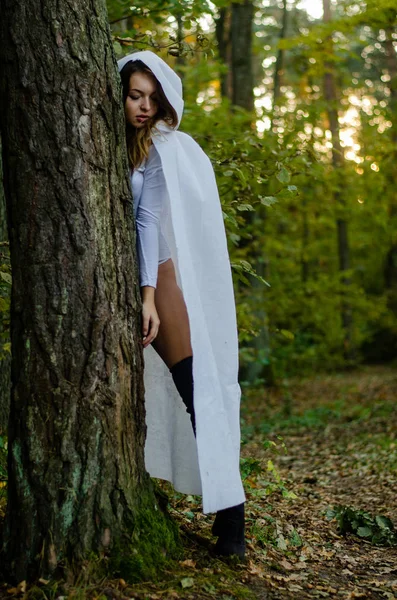 Sexy Jeune Fille Portant Body Blanc Manteau Posant Dans Forêt — Photo