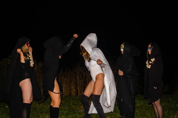 Misteriosas Chicas Jóvenes Vestidas Con Capas Blancas Negras Sábado Brujas — Foto de Stock