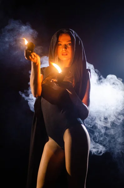 Misteriosa Jovencita Vestida Con Capa Negra Sábado Brujas Bosque Por — Foto de Stock
