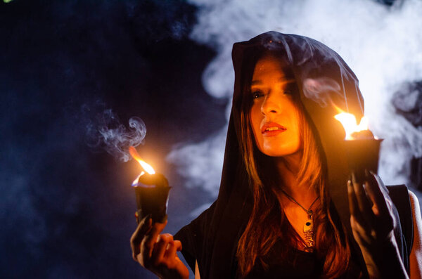 загадочная девушка в черном плаще, шабаш ведьмы в лесу ночью у костра