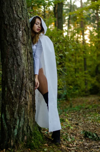 Sexy Jovem Menina Vestindo Branco Bodysuit Capa Posando Floresta — Fotografia de Stock