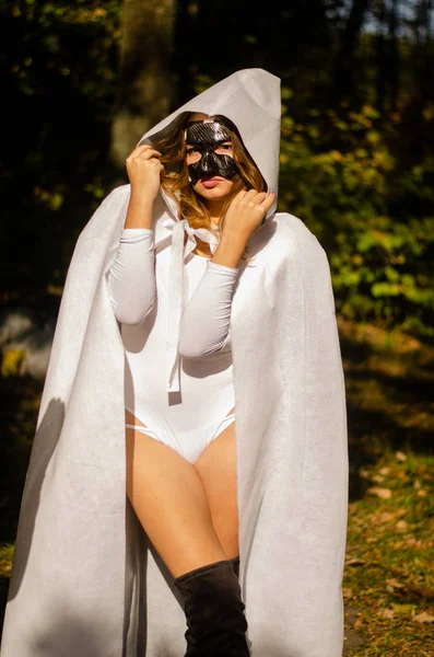 Menina Vestindo Uma Capa Chuva Branca Máscara Preta Floresta Carnaval — Fotografia de Stock