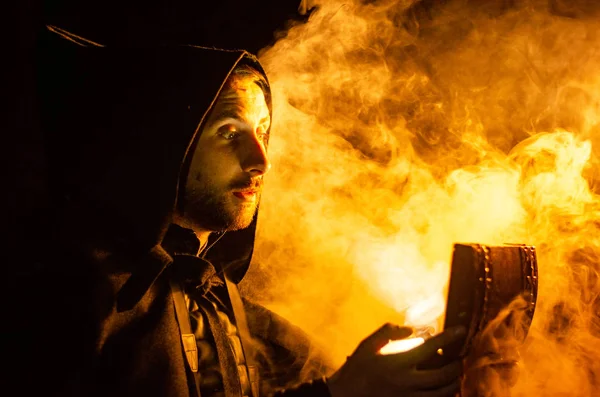 Portret Odważny Wojownik Wędrowca Czarny Płaszcz Historyczną Fantasy Halloween — Zdjęcie stockowe