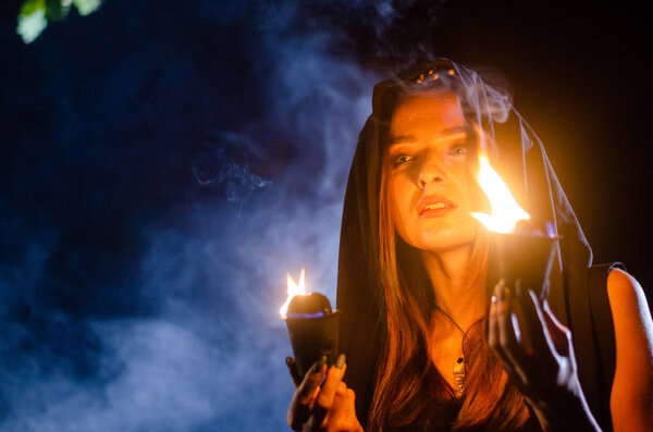 загадочная девушка в черном плаще, шабаш ведьмы в лесу ночью у костра