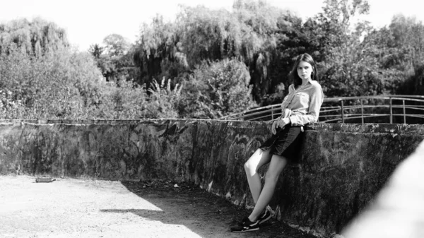 Foto Urbana Preto Branco Jovem Menina Bonita Parede Rua — Fotografia de Stock