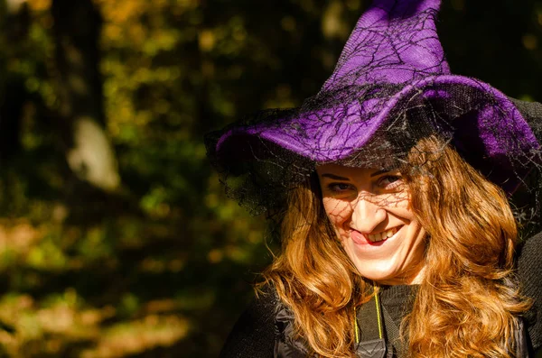 Retrato Una Hermosa Joven Con Sombrero Bruja Bosque —  Fotos de Stock