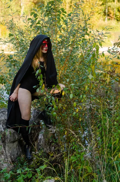 Menina Bonita Vestindo Roupas Carnaval Floresta Conceito Mistério — Fotografia de Stock