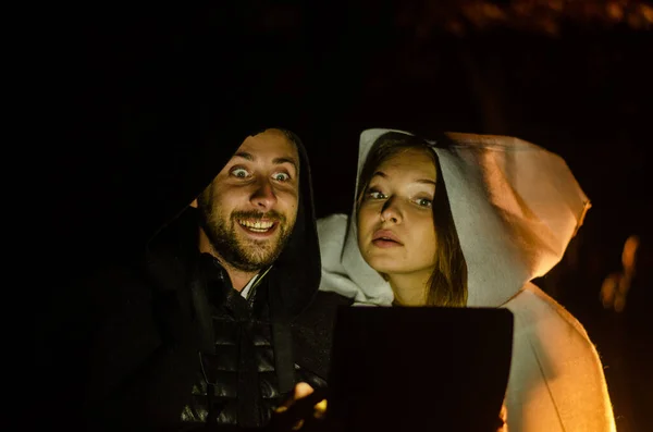 黒と白の服を着た謎の少女と男 たき火で夜森の中の魔女の安息日 ファンタジー — ストック写真