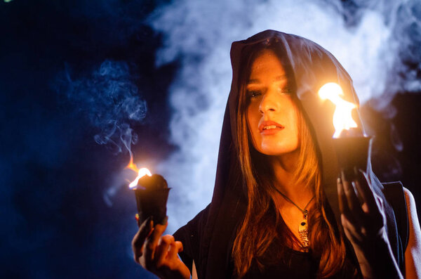 загадочная девушка в черном плаще, шабаш ведьмы в лесу ночью у костра