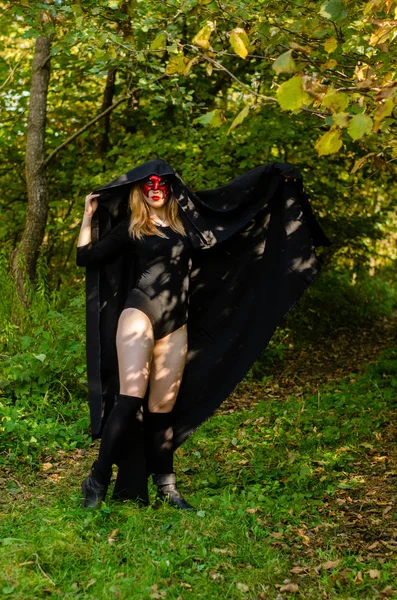 森の中でハロウィンの服を着た女の子 — ストック写真