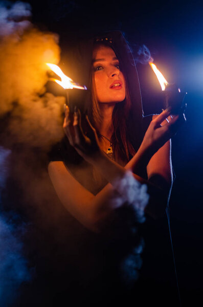 загадочная девушка в черном плаще, шабаш ведьмы в лесу ночью у костра