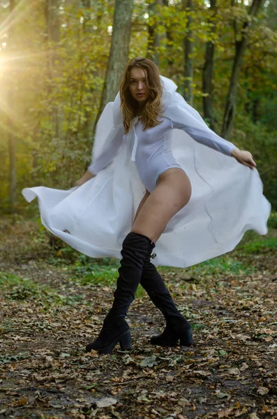 Sexy Jeune Fille Portant Body Blanc Manteau Posant Dans Forêt — Photo