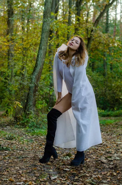 Sexy Jong Meisje Dragen Witte Bodysuit Mantel Poseren Het Bos — Stockfoto