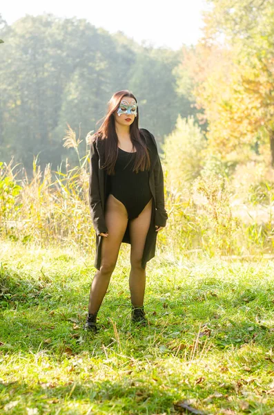 Bela Jovem Mulher Traje Carnaval Preto Máscara Posando Floresta — Fotografia de Stock