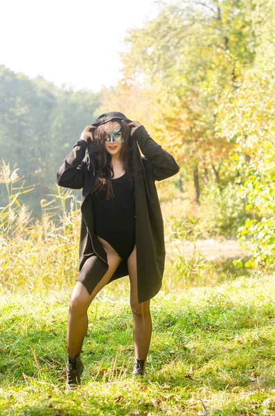 Mooie Jonge Vrouw Zwart Carnaval Kostuum Masker Poseren Het Bos — Stockfoto