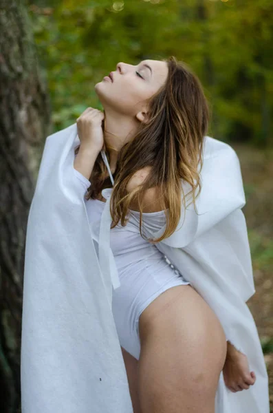 Ormanda Poz Veren Beyaz Elbiseli Seksi Bir Genç Kız — Stok fotoğraf