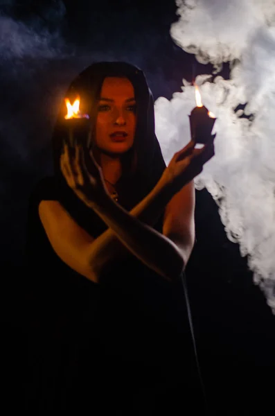 Rejtélyes Fiatal Lány Fekete Köpenyt Visel Boszorkány Szombat Erdőben Éjszaka — Stock Fotó