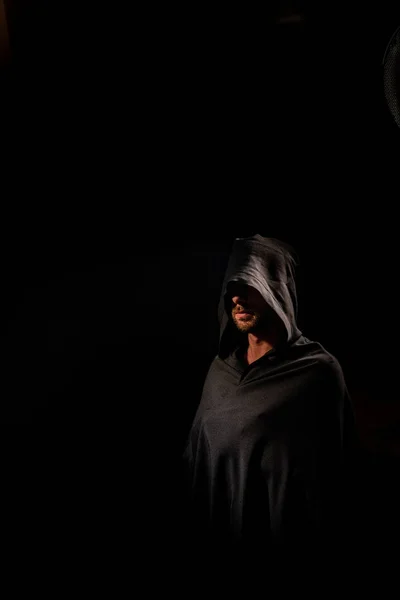 Retrato de un valiente guerrero vagabundo con una capa negra. Fantasía histórica. Halloween — Foto de Stock