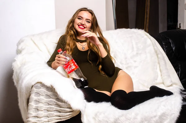 Mulher segurando uma garrafa de coca Tenha um sorriso feliz. A Coca Cola é uma empresa americana de bebidas fundada em 1886 pelo farmacêutico. Ucrânia, Lutsk 14-09-2018 . — Fotografia de Stock