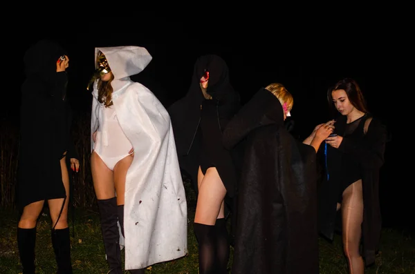 Загадочные Девушки Черно Белых Плащах Шабаш Ведьм Лесу Ночью Костра — стоковое фото