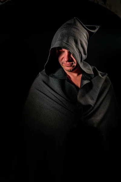 Retrato de un valiente guerrero vagabundo con una capa negra. Fantasía histórica. Halloween . — Foto de Stock