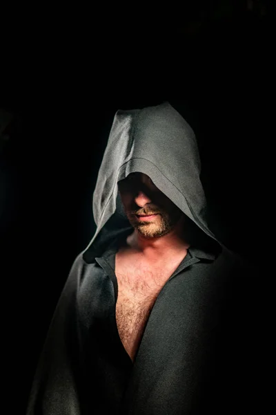 Retrato de un valiente guerrero vagabundo con una capa negra. Fantasía histórica. Halloween — Foto de Stock