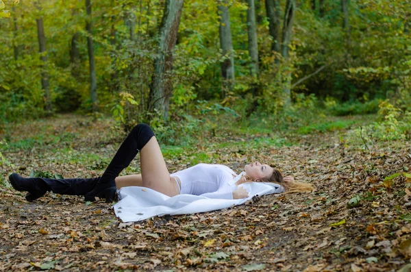 Сексуальная Молодая Девушка Белом Купальнике Плаще Позирующая Лесу — стоковое фото