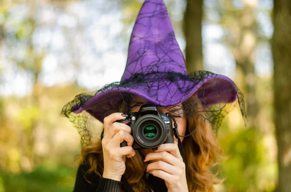 カメラを撮影する魔女の帽子の美しい少女写真家ヴィンテージスタイル — ストック写真
