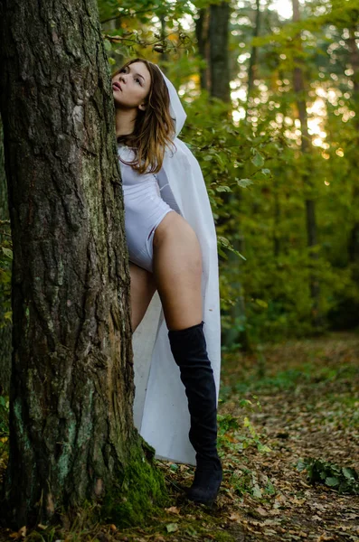 Sexy Joven Con Traje Cuerpo Blanco Capa Posando Bosque — Foto de Stock