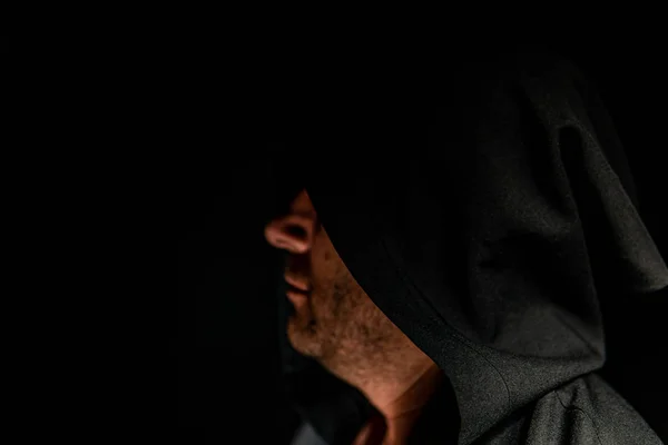 Retrato de un valiente guerrero vagabundo con una capa negra. Fantasía histórica. Halloween — Foto de Stock