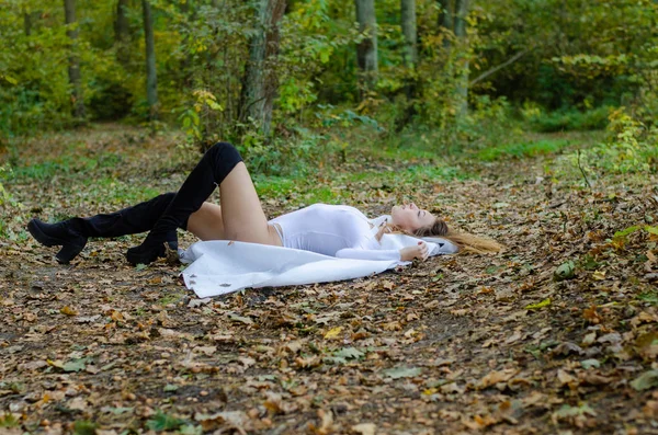 Sexy Giovane Ragazza Indossa Body Bianco Mantello Posa Nella Foresta — Foto Stock